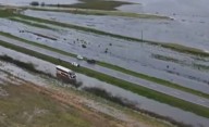 Tormenta de Santa Rosa: un micro quedó varado en la Ruta 5 y rescataron a 40 pasajeros en lancha