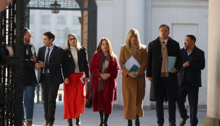 Chile Vamos y Demócratas oficializan pacto parlamentario