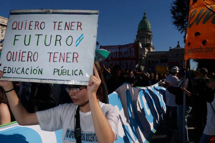 Tras el paro, anunciaron un aumento para docentes y no docentes de universidades nacionales