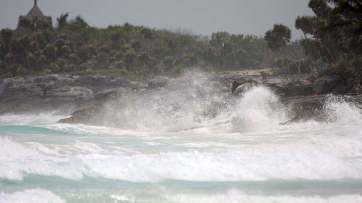 Prevén que Erin, Huracán Categoría 5, Crezca y Genere Olas y Corrientes Mortales en EUA