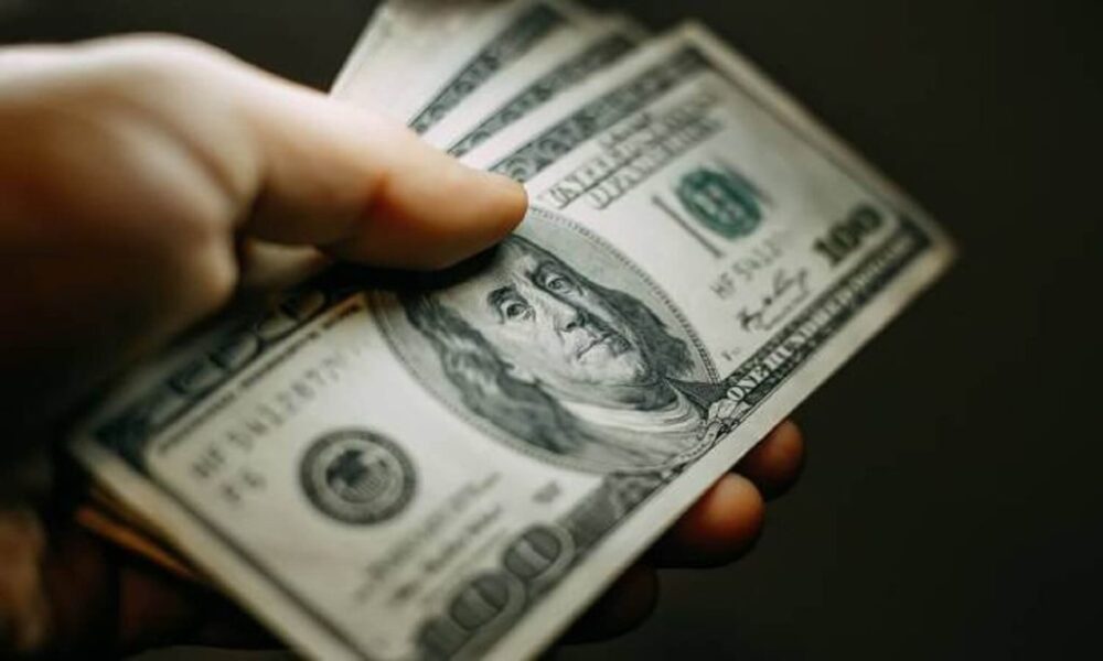 Precio del dólar del 26 de agosto pasa barrera de 143 bolívares