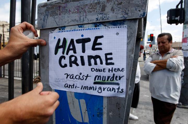 Grupos y personas racistas se envalentonan con la retórica de odio desde Washington 