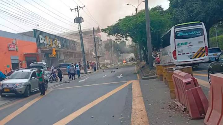 Colombia sufre dos atentados simultáneos que dejan al menos 18 muertos y decenas de heridos