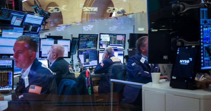 Wall Street cierra en tono mixto por datos económicos de EU; BMV gana 0.43% semanal