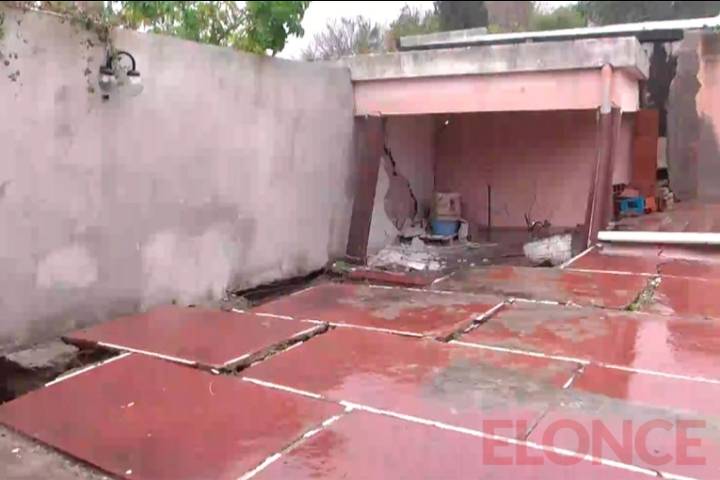 Una casa partida y con hundimientos quedó al borde del desmoronamiento en Paraná