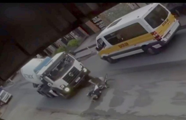 Video.- Menor en bici pierde el equilibrio y es aplastado por camión