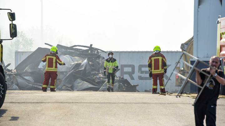Técnicos de Emerxencias revisan las casas más próximas a la nave de Impex para comprobar si las familias desalojadas pueden volver a casa