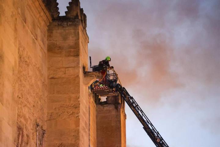 Extinguido completamente el incendio de la Mezquita de Córdoba