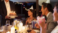 Celebran su cumpleaños en un local de Ibiza, llevan su propia tarta y, cuando se la van a comer, les quieren cobrar por algo insólito