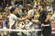 "Aún quiero competir". Djokovic debutó con una sonrisa en el US Open: le ganó a un rival al que dobla en edad