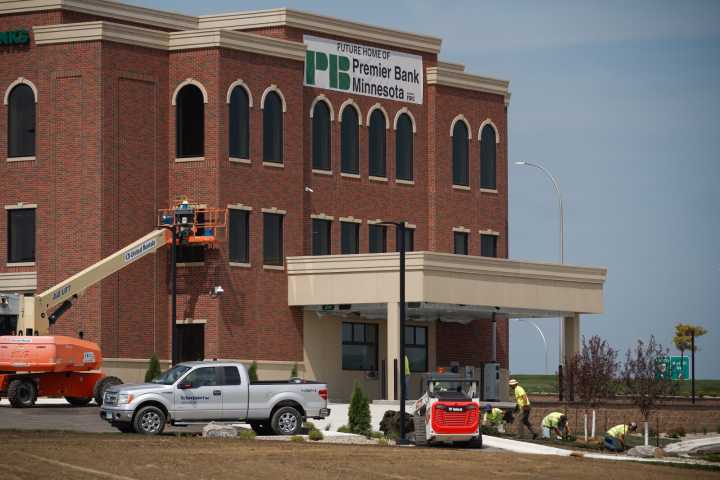 How many bank branches does Rochester have?