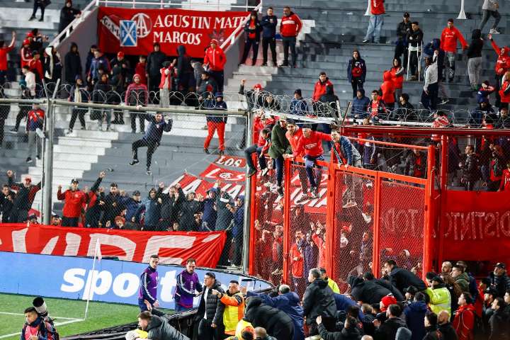 "Falta de pruebas". Por qué liberaron a los 104 hinchas chilenos detenidos la noche de la barbarie