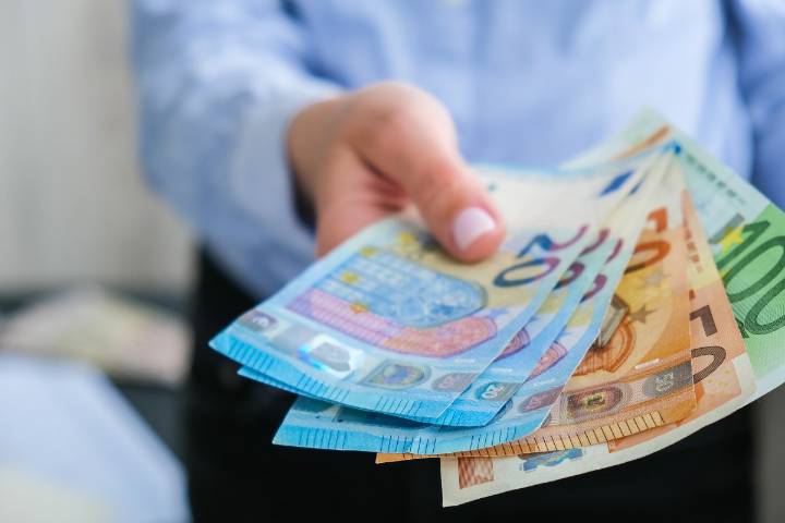 Pareja francesa adinerada es atrapada: recibía miles de euros en ayuda social
