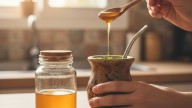 No es solo para endulzar: por qué recomiendan agregarle miel al mate