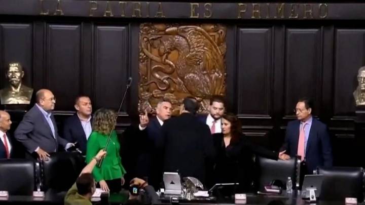 Senadores mexicanos se enfrentan a golpes en cierre de sesión legislativa