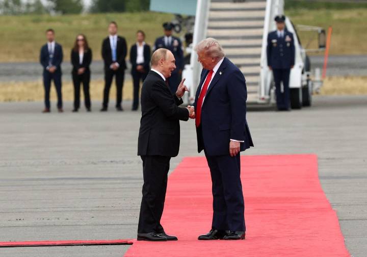 Trump recibe con aplausos a Putin en Alaska antes de la cumbre donde se juega el futuro de Ucrania