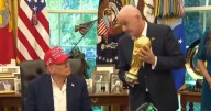 Infantino entrega a Trump el trofeo del Mundial: “Solo los ganadores lo alzan”