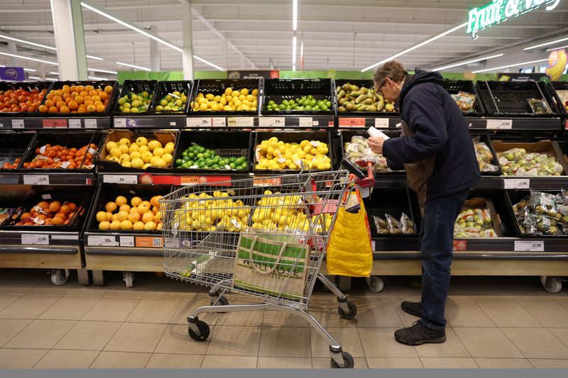 Analysis-UK inflation heat puts Bank of England back in the spotlight