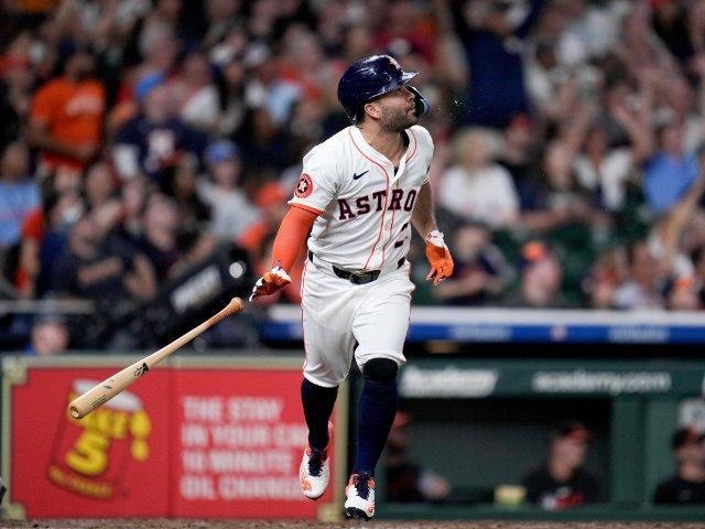 Jonrón solitario de Altuve en victoria de los Astros