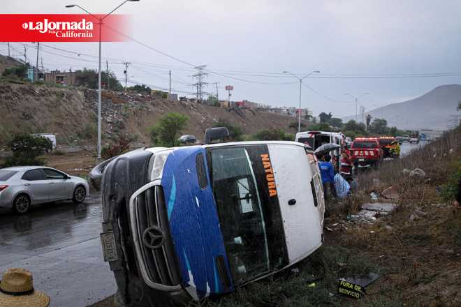 Camión de la ruta Natura-Otay vuelca en bulevar 2000; hay cuatro lesionados