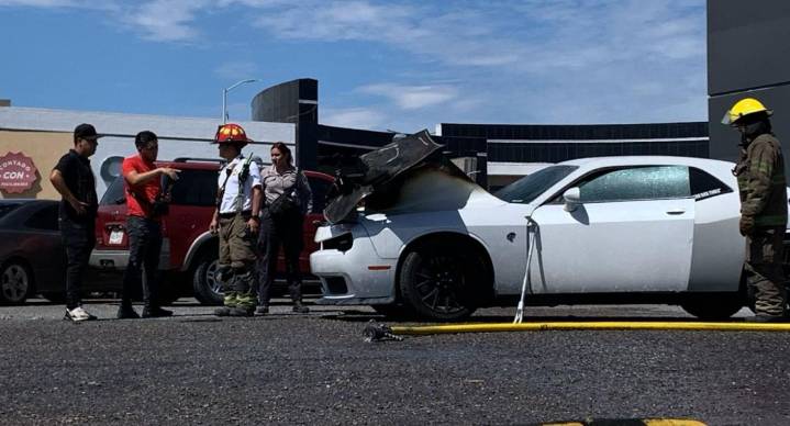 Se incendia vehículo en plaza comercial al norte de Hermosillo