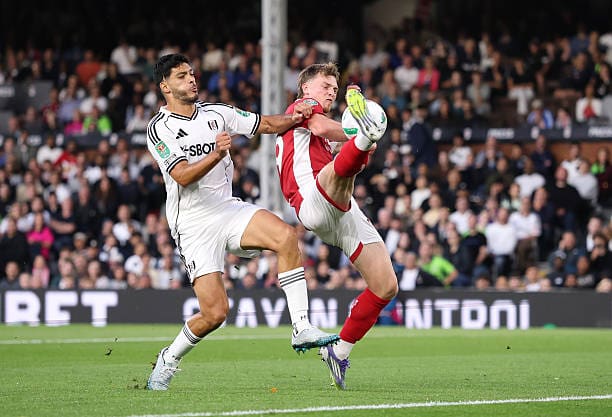 Raúl Jiménez brilla en la EFL Cup y marca su primer gol con el Fulham