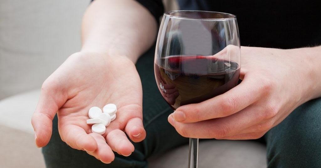 Farmacéuticos alertan sobre riesgos de combinar alcohol y medicamentos para la salud