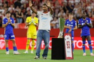 Badé recibe un homenaje y es aclamado por la afición sevillista