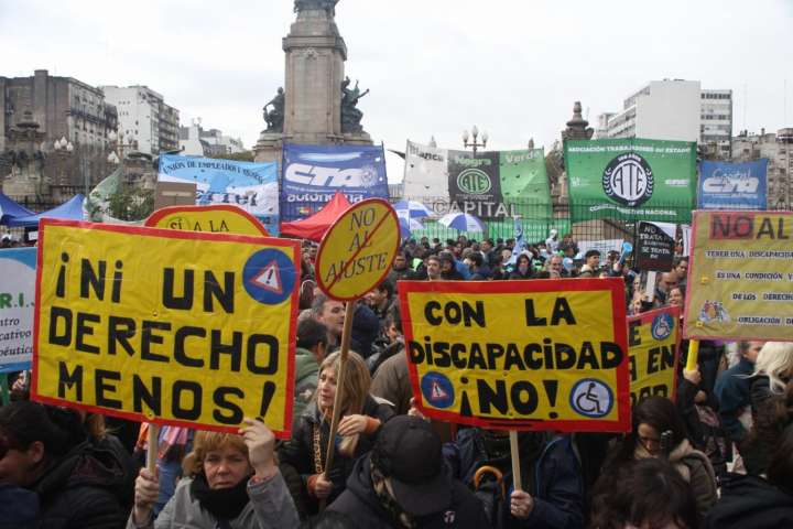 La lluvia y la Policía no detienen el reclamo de Discapacidad y Jubilados: el Gobierno teme que caigan los vetos