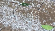 Una fuerte tromba de agua y granizo inunda varias calles de Ontinyent (Valencia)