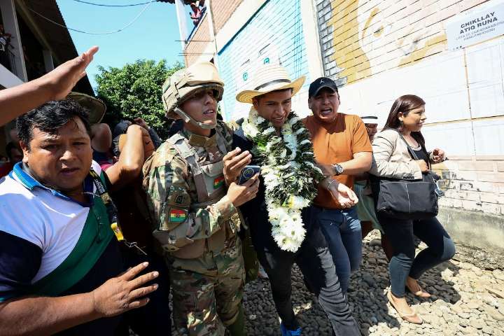 Elecciones en Bolivia 2025 | Lanzan piedras al candidato Andrónico Rodríguez después de emitir su voto