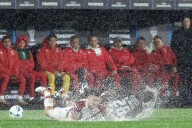 Partido caliente. Huracán ganaba, se descontroló, quedó con nueve jugadores y se despidió de la Sudamericana