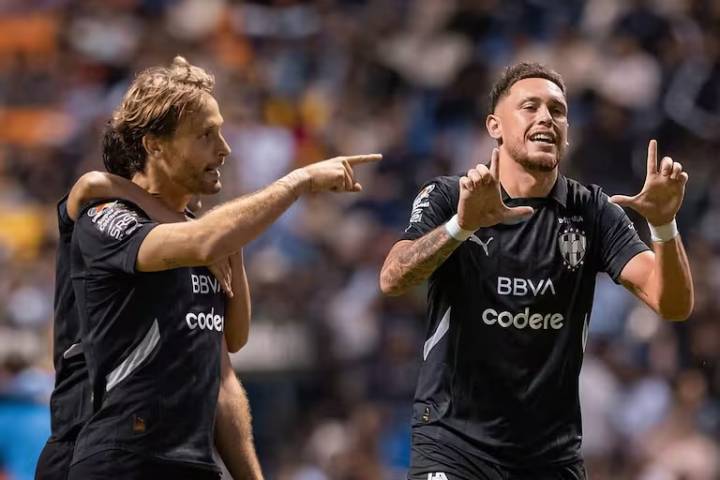Rayados golea al Puebla y se afianza en la cima