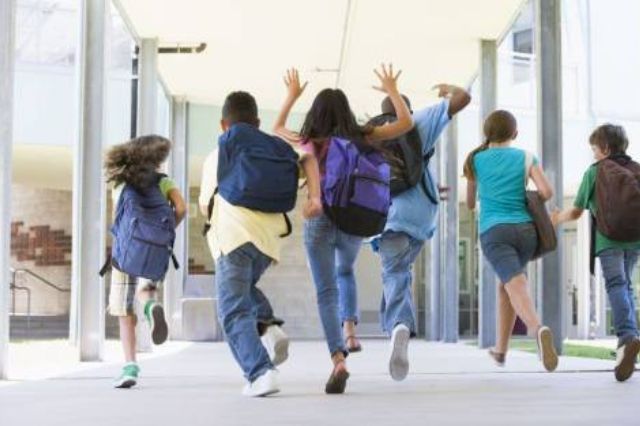 Ahora en este regreso a clases; cuida la espalda de tus hijos: peso adecuado y uso correcto de mochilas