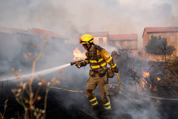 El fuego entra en Las Médulas, Patrimonio de la Humanidad, en un fin de semana aciago con nueve incendios en León y Zamora