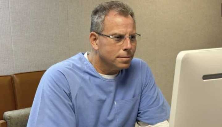 Niegan libertad condicional a Erik Menendez por mala conducta en prisión