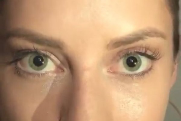 Increíble video viral: esta mujer domina la dilatación de sus pupilas y generó pánico en sus amigos