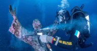 Limpian la estatua submarina del “Cristo del Abismo” en Italia