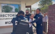 Policías arrestan a hombre que protestaba contra personal de la UACJ