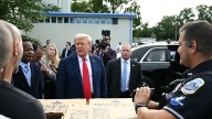 Con pizzas y hamburguesas, Trump visitó a las tropas y fuerzas del orden en Washington DC: "Solo quería darles las gracias"