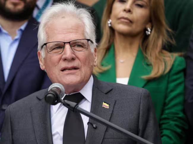 Miguel Uribe Londoño critica a Petro por militarización de la frontera con Venezuela
