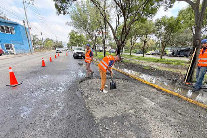 Cuadrillas tapan los baches en Adolf Horn