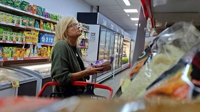Inflación: el salto del dólar en julio ya pega en las góndolas y los alimentos suben 3,1% en agosto