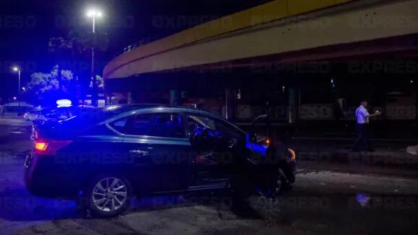 Auto choca debajo del puente de Luis Encinas y Rodríguez