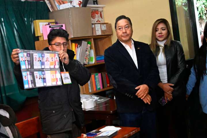 El presidente Luis Arce emite su voto y asegura un "transito democrático" en Bolivia