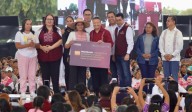 Menchaca entrega apoyos económicos a más de 34 mil hidalguenses