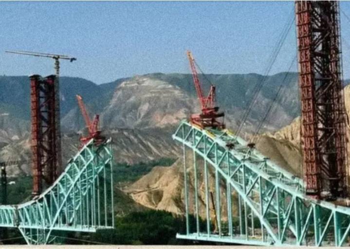 Puente en construcción en China colapsa; 12 muertos