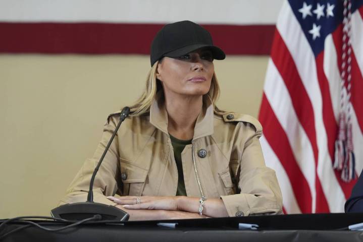 Amaga Melania Trump con demanda contra hijo de Joe Biden por ligarla a Epstein
