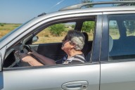 Abuela de 93 años enamora en TikTok por visitar a su nieta en el trabajo (Video)