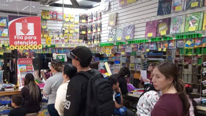 ¡Últimas compras! padres de familia buscan ofertas en para el regreso a clases
